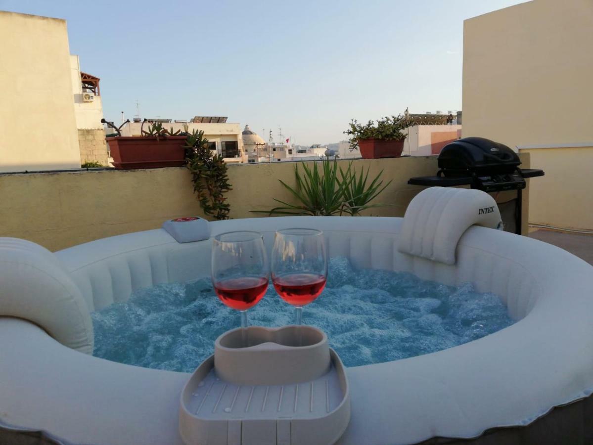 Studio Apartment With Private Terrace, Jacuzzi & Views มอสตา ภายนอก รูปภาพ